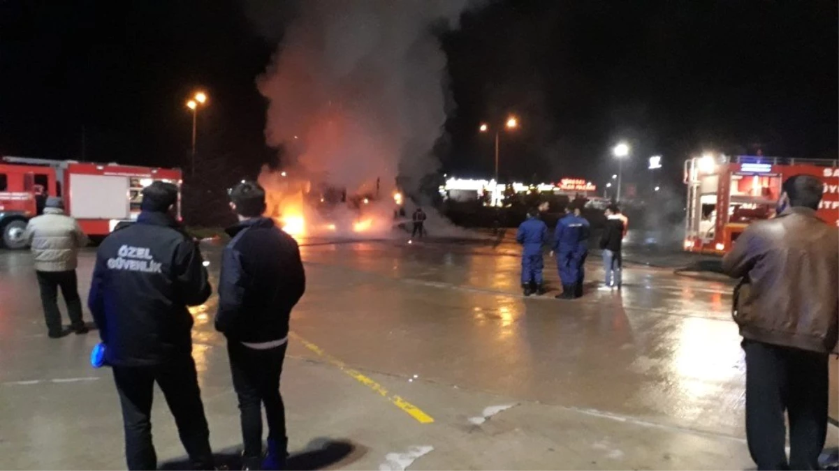 Dinlenme Tesisine Park Ettiği Tekstil Yüklü Tır Alev Alev Yandı