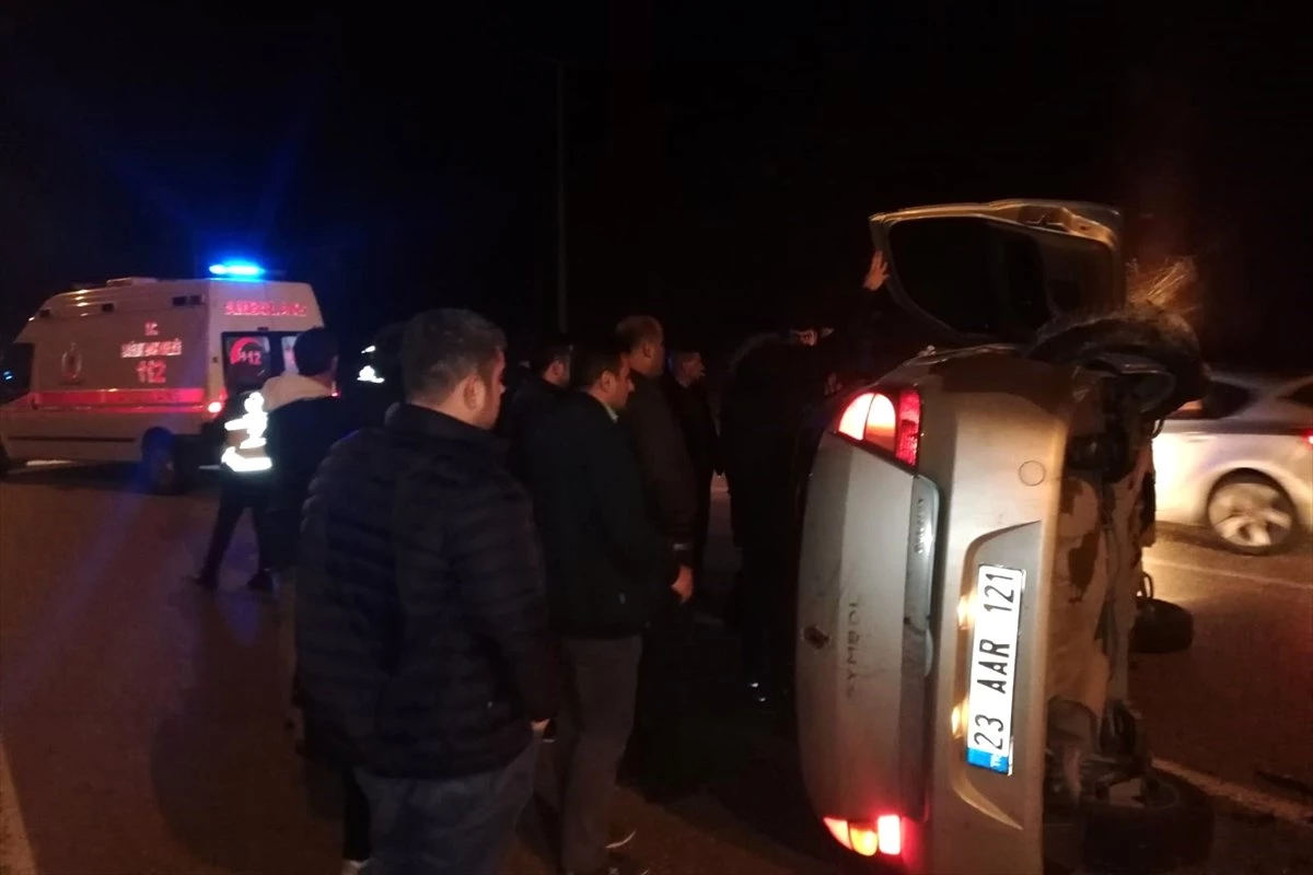 Elazığ\'da Devrilen Otomobilde Sıkışan Anne ile Oğlu Yaralandı