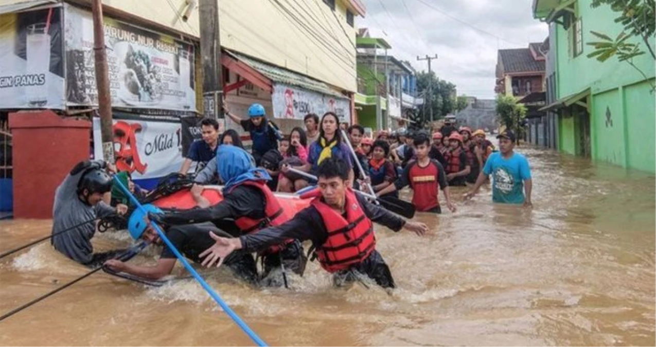Endonezya\'da Sel Felaketi: En Az 50 Ölü