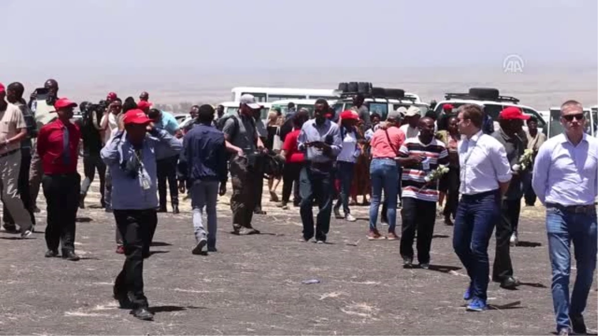 Etiyopya\'daki Uçak Kazasında Ölenlerin Yakınları Bir Avuç Toprakla Avunuyor