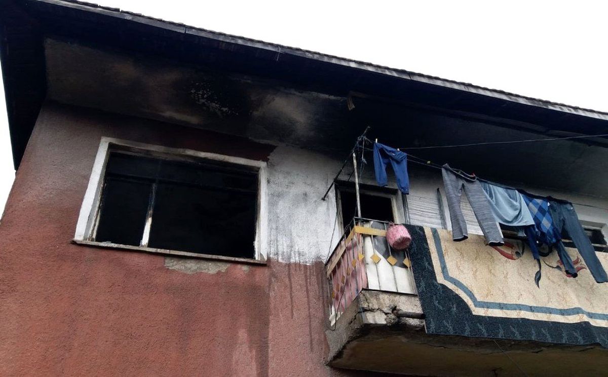 Evlerinde Çıkan Yangında Ailesini Kurtardı, Kendisi Yaralandı