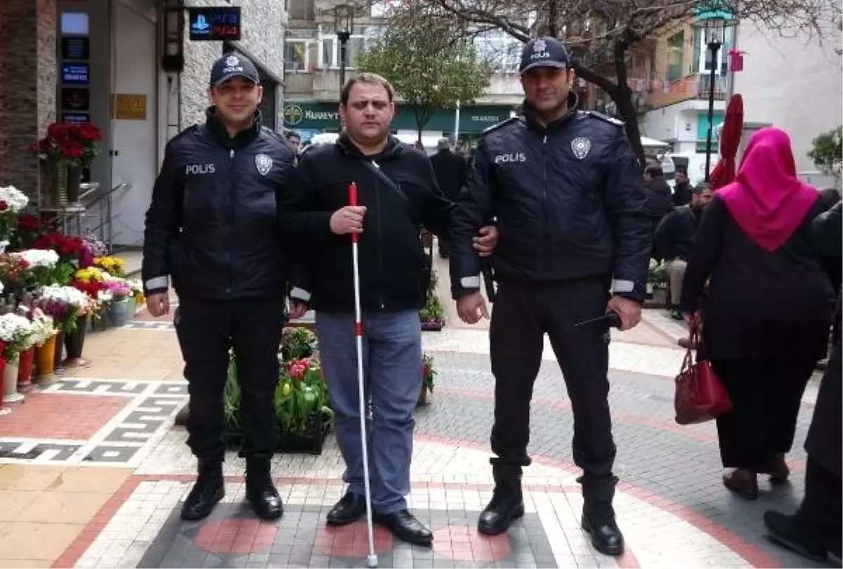 Görme Engelli, Her Ay Maaşını Çekmek İçin Polisi Arıyor