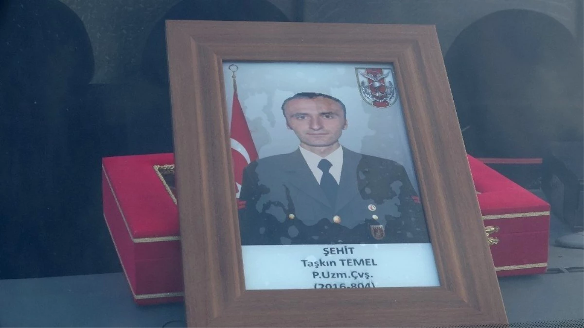 Gümüşhaneli Şehidin Cenazesi Uçakla Trabzon\'a Getirildi