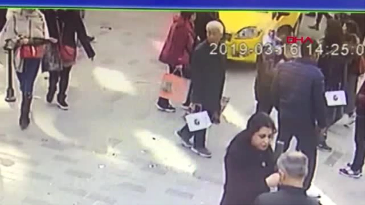 İstanbul- İstiklal Caddesi\'nde Yürüyen Turist Kadına Taksi Çarptı