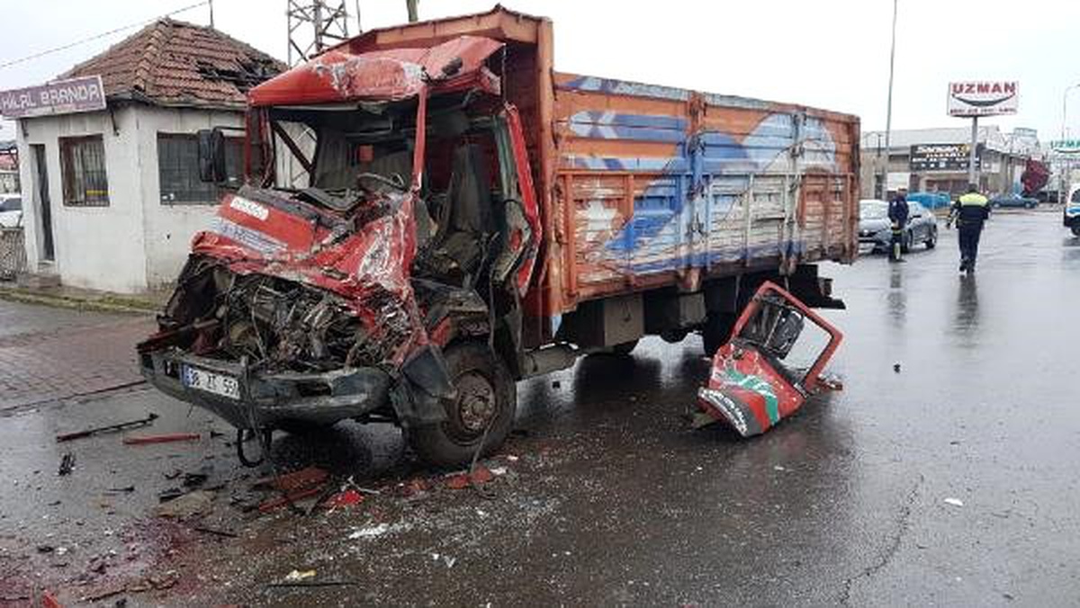 Kayseri\'de Kamyonlar Çarpıştı: 1 Yaralı