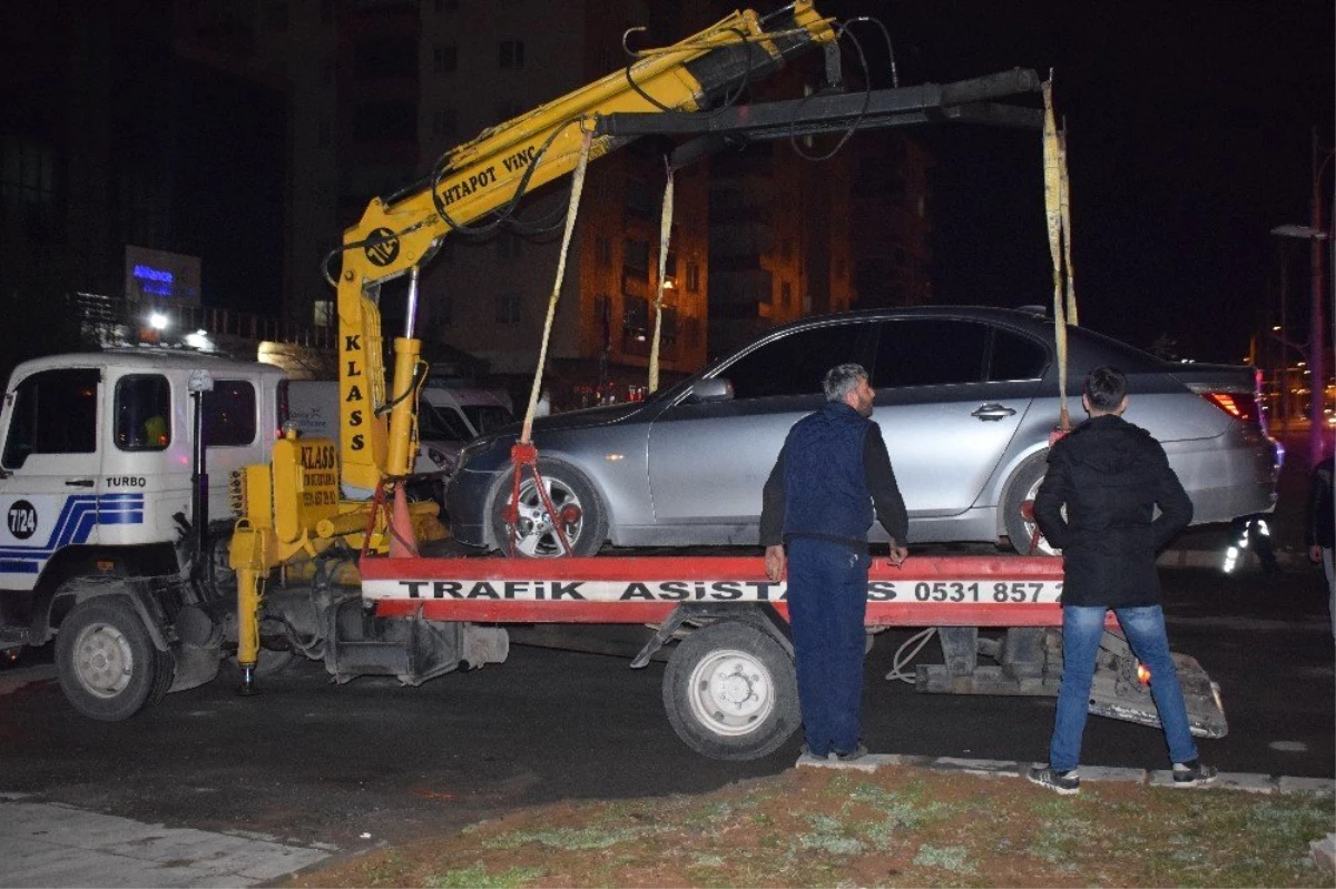 Kaza Yapan Araç Sürücüsü Otomobili Bırakıp Kaçtı: 2 Yaralı