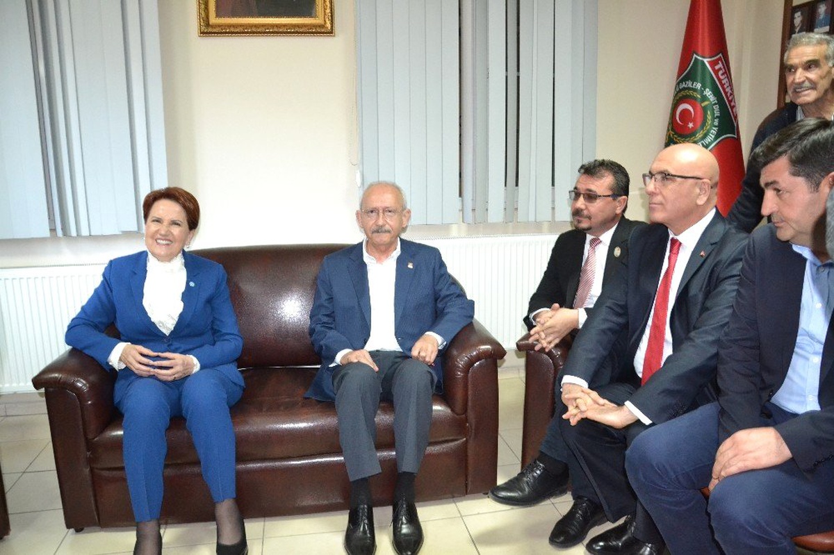 Kılıçdaroğlu ve Akşener, Şehitler ve Gaziler Derneğini Ziyaret Ettiler