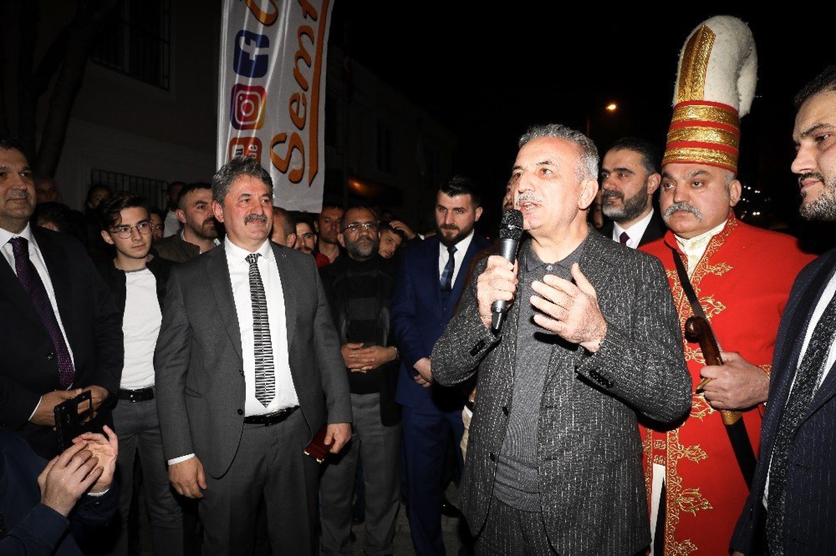 MHP\'li Gençlerden Cumhur İttifakı\'nın Adayına Sürpriz Karşılama