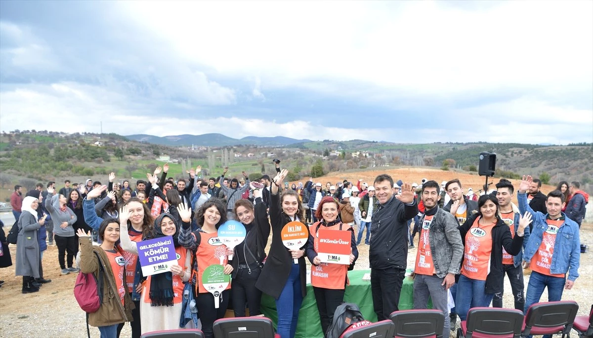 Uşak\'ta Öğrenciler 2 Bin 300 Fidanı Toprakla Buluşturdu