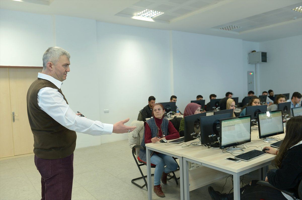 Yeğeninin Teklifiyle 60 Yaşında Üniversiteli Oldu