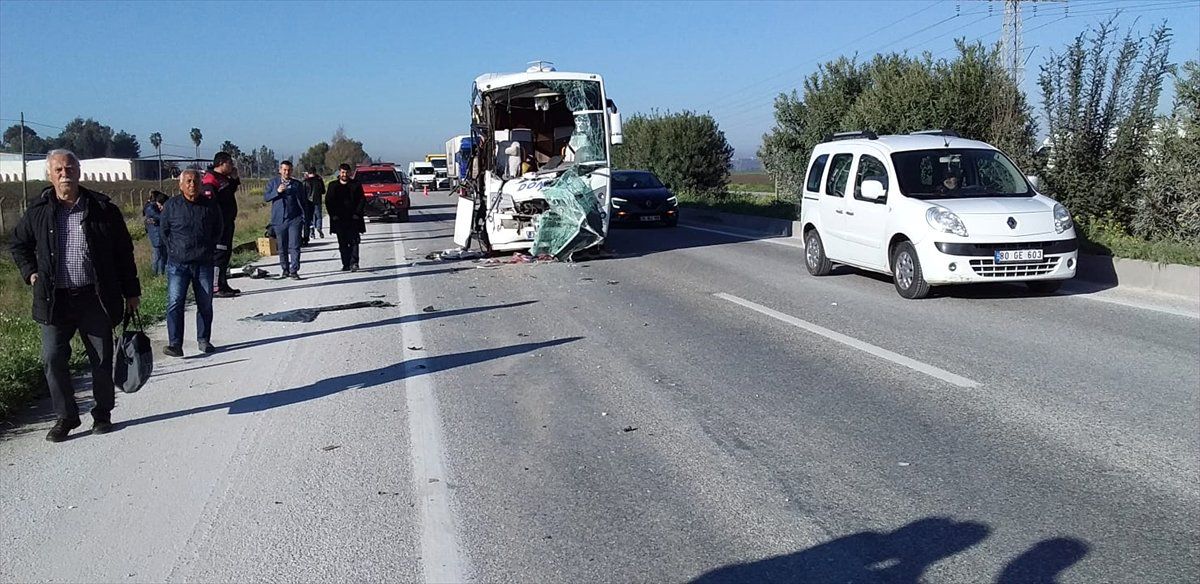 Adana\'da Yolcu Midibüsüyle Kamyon Çarpıştı: 6 Yaralı