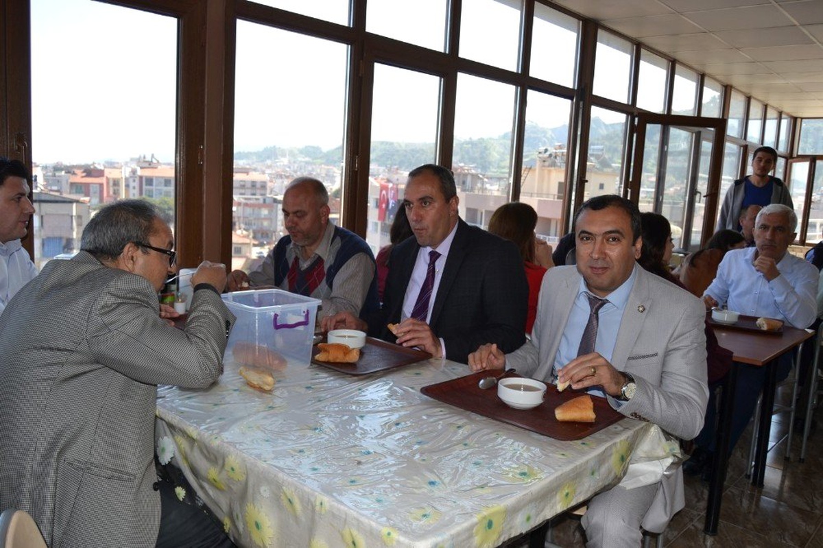Adliyede Menü: Üzüm Hoşafı ve Ekmek