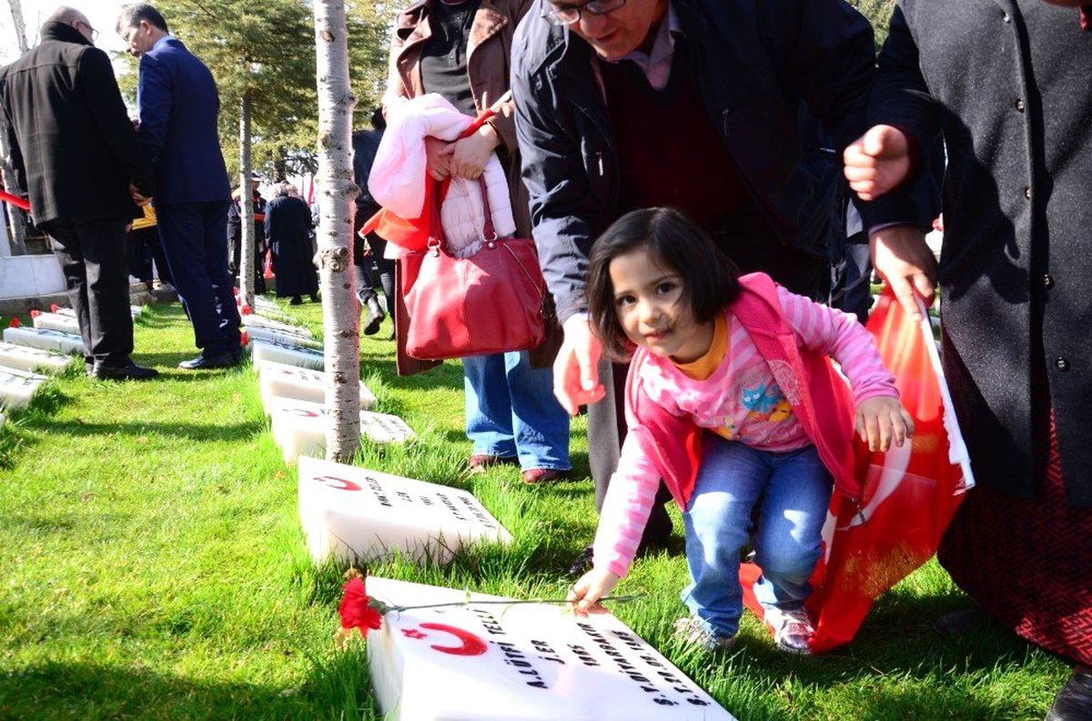 Aksaray\'da Şehitler Mezarı Başında Anıldı