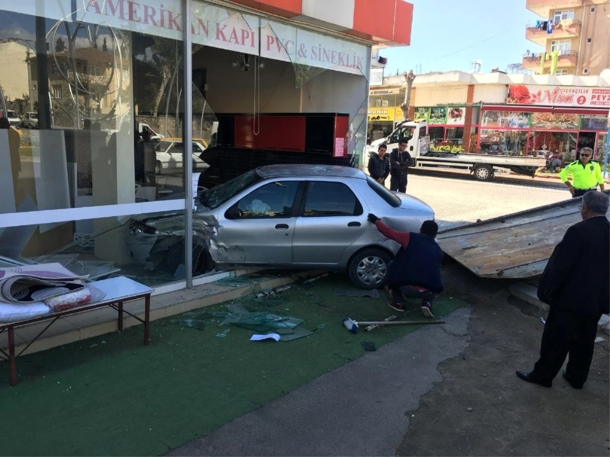 Antalya\'da Otomobil İş Yerine Daldı: 1 Yaralı