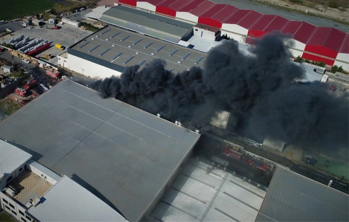 Arnavutköy\'de Kimyasal Fabrikasında Yangın Havadan Görüntülendi