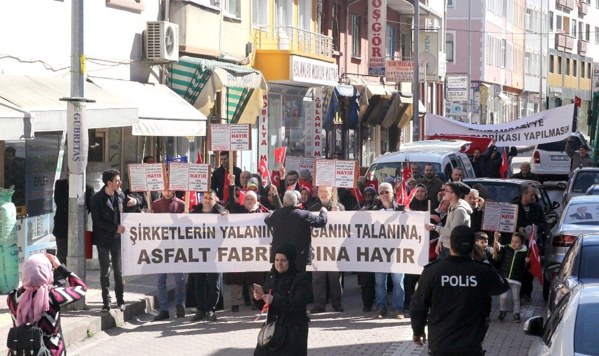 Asfalt Tesisinin Kurulmasını İstemeyen Köylüler Yürüyüş Düzenledi