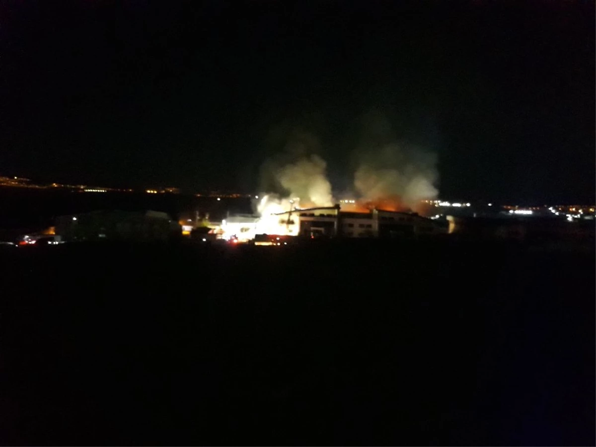 Avnavutköy\'deki Fabrika Yangını Kontrol Altına Alındı