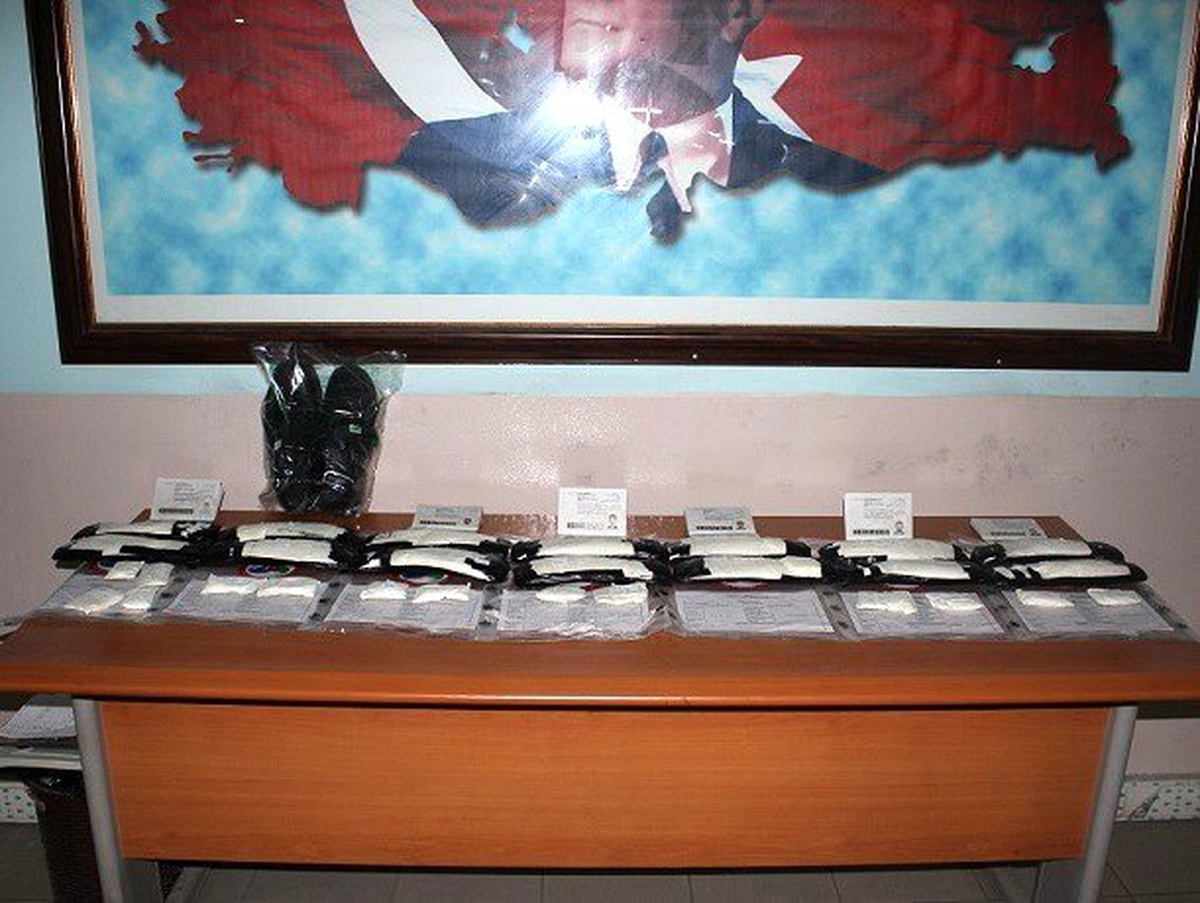 Ayakkabı Tabanlarına Gizlenmiş Vaziyette 5 Kilogram Uyuşturucu Ele Geçirildi