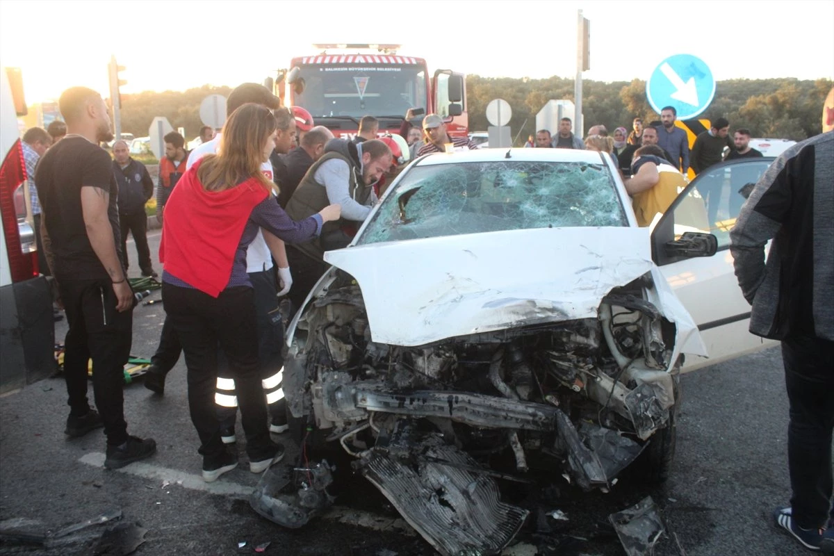 Balıkesir\'de Trafik Kazası: 4 Yaralı