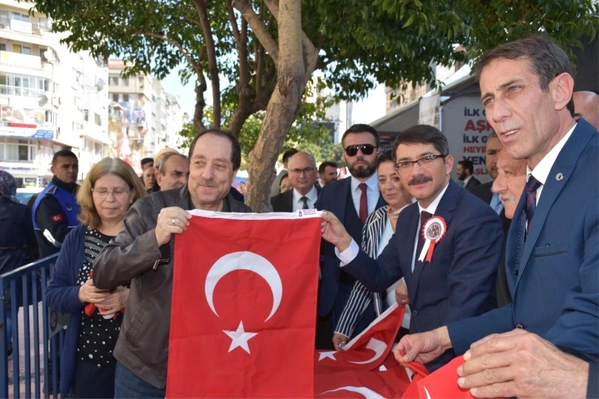 Başkan Çelik\'ten Vatandaşlara 2 Bin Türk Bayrağı