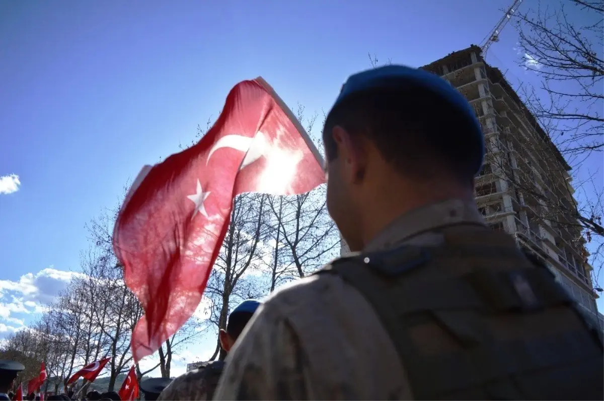 Çanakkale Şehitleri İçin 50 Metrelik Türk Bayrağı ile Yürüyüş