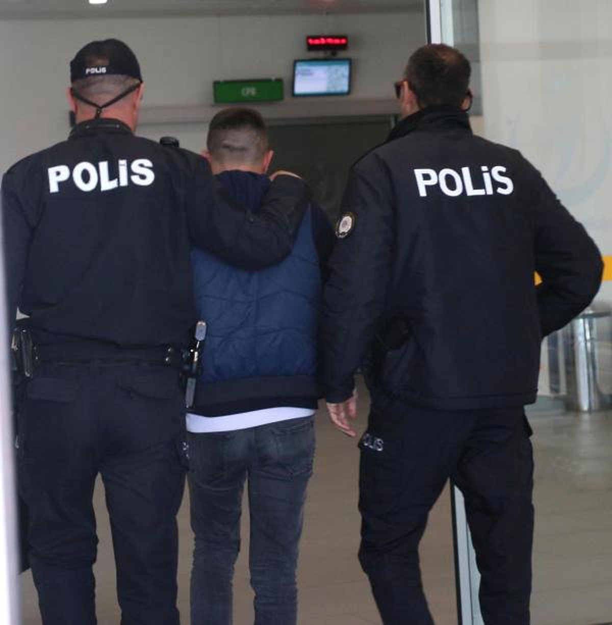 Cezaevi Firarisi Polisten Kaçamadı