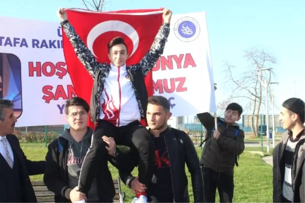 Dünya Şampiyonu Halterci, Memleketi Ordu\'da Omuzlarda Karşılandı