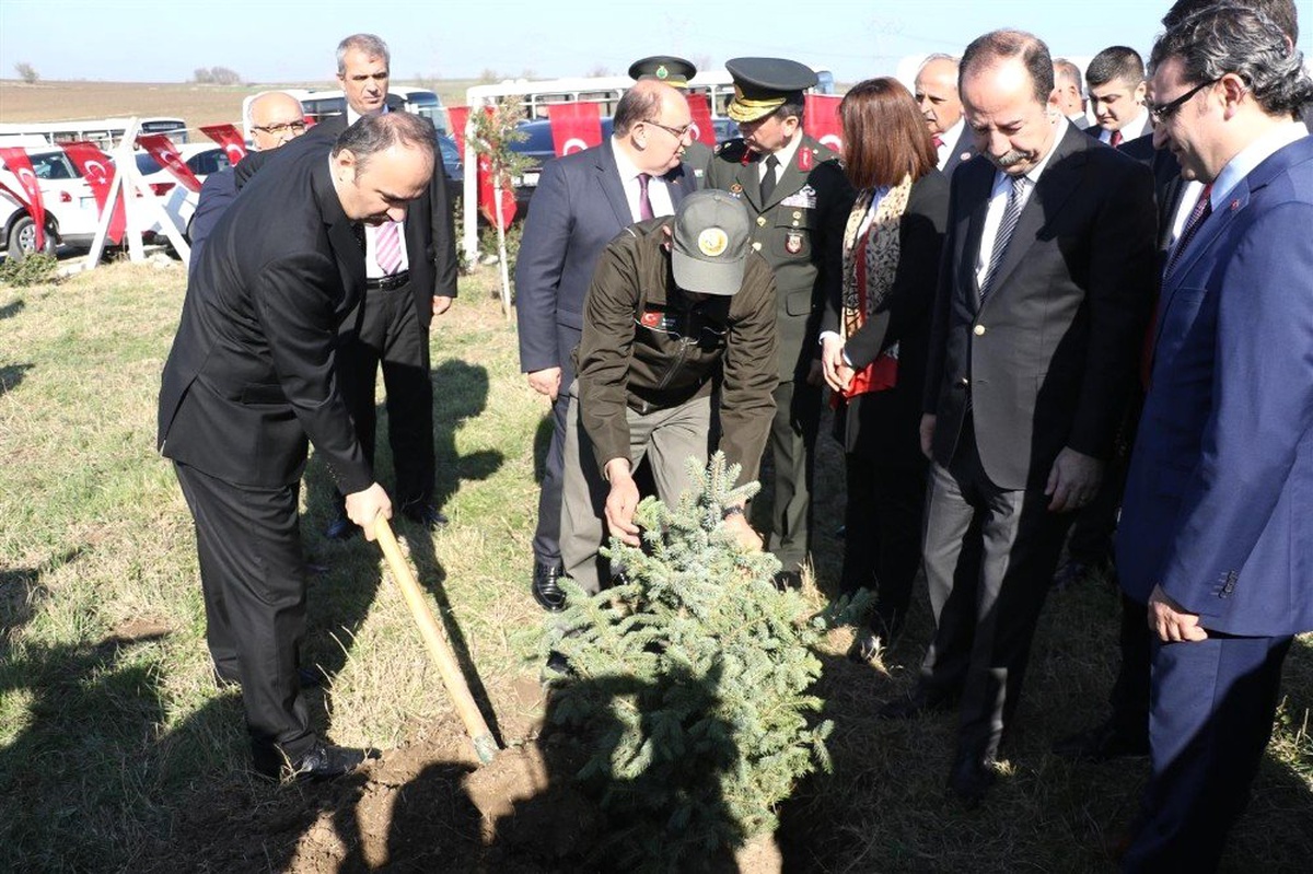 Edirne Asker Hastanesi Şehitliği\'nde \'Çanakkale\' Ruhu