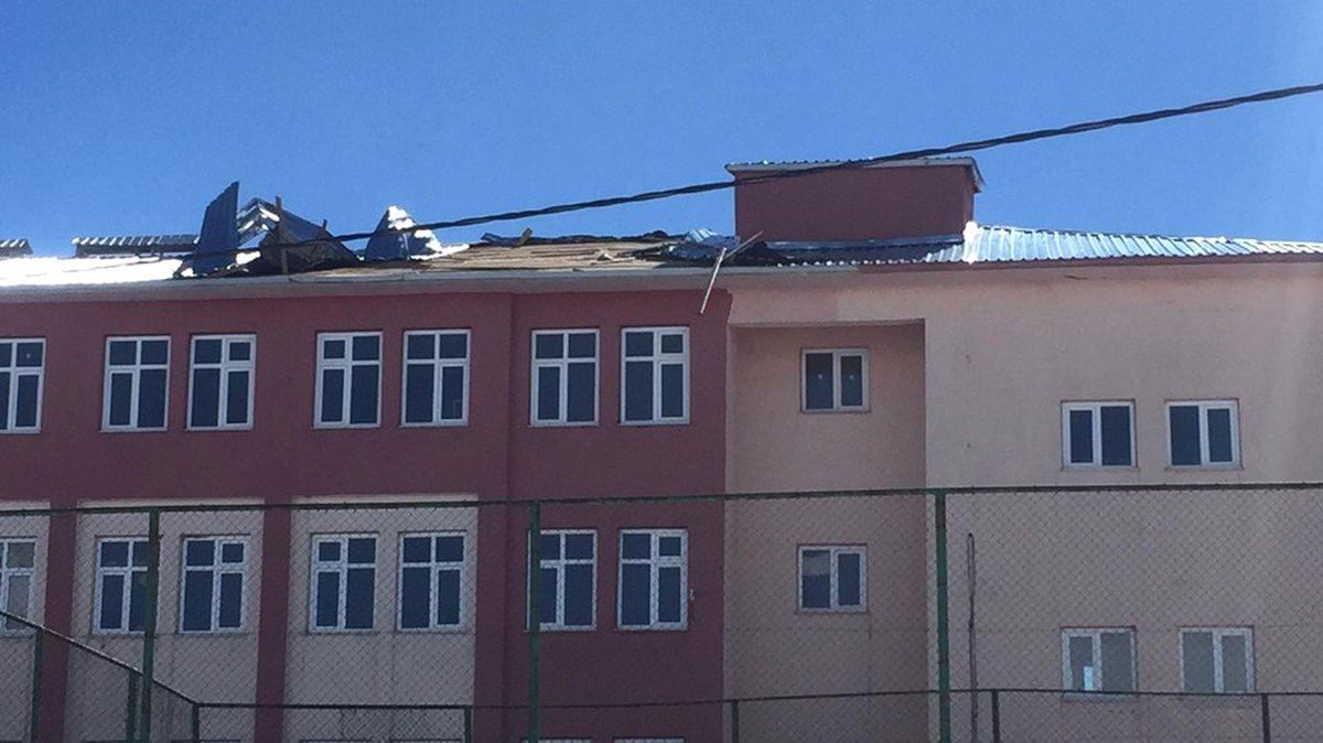 Fırtına Bir Okul ile Çok Sayıda Çatıyı Uçurdu