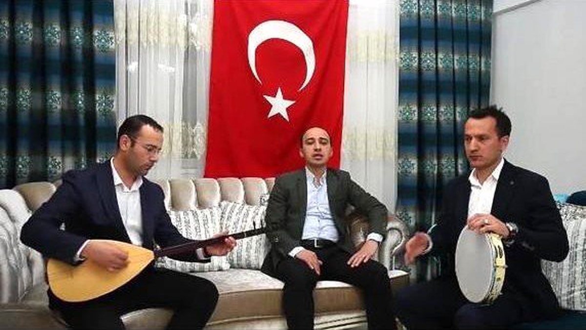 Hakim ile Komutan Saz ve Tef Çaldı, Kaymakam Çanakkale Türküsü\'nü Okudu