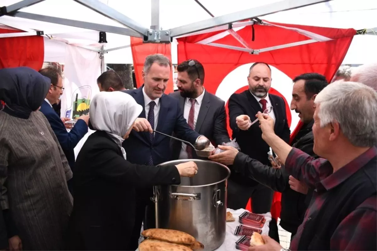 İnegöl Belediyesi Vatandaşlara Üzüm Hoşafı, Buğday Çorbası ve Ekmek Dağıttı