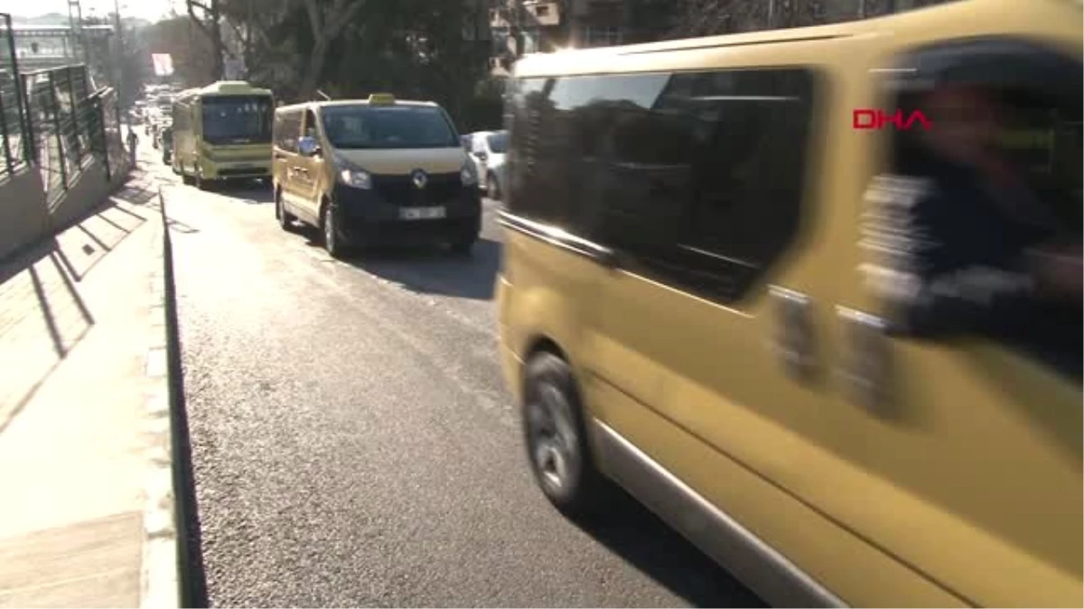 İstanbul- Kadıköy\'de Dolmuş Şoförlerinden "İşlerimiz Düştü" Eylemi