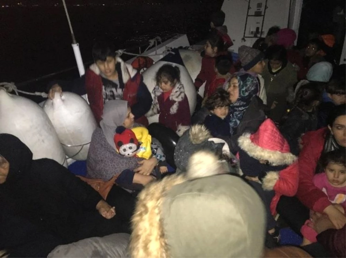 İzmir\'de 54 Kaçak Göçmen Yakalandı