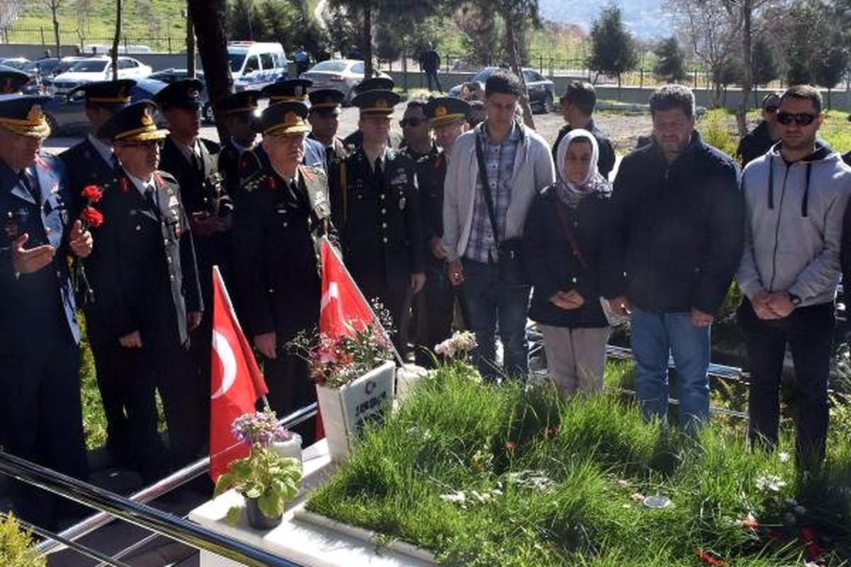İzmir Kadifekale Şehitliği\'nde 18 Mart Töreni