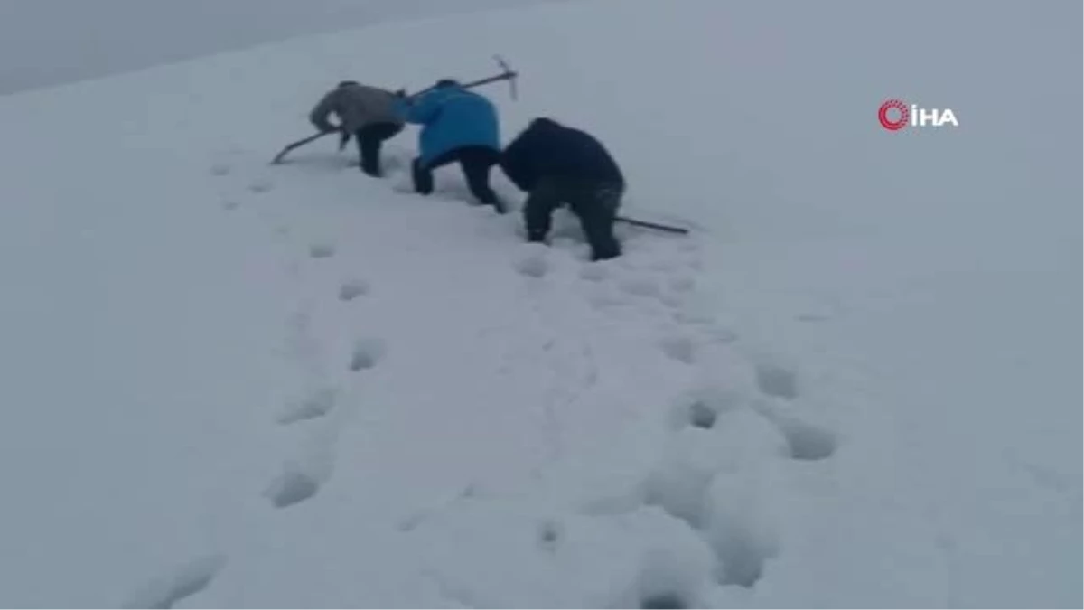 Karlı Tepeleri Aşarak Arızalara Müdahale Ediyorlar