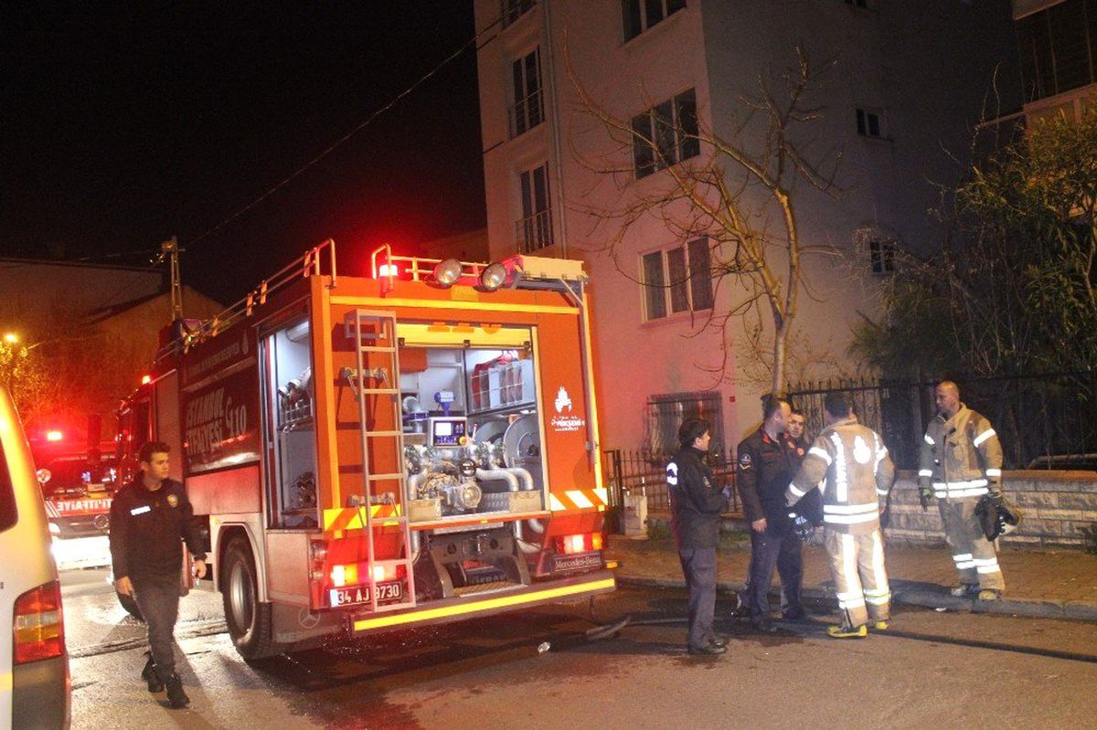 Kartal\'da Çatı Yangını Paniğe Neden Oldu