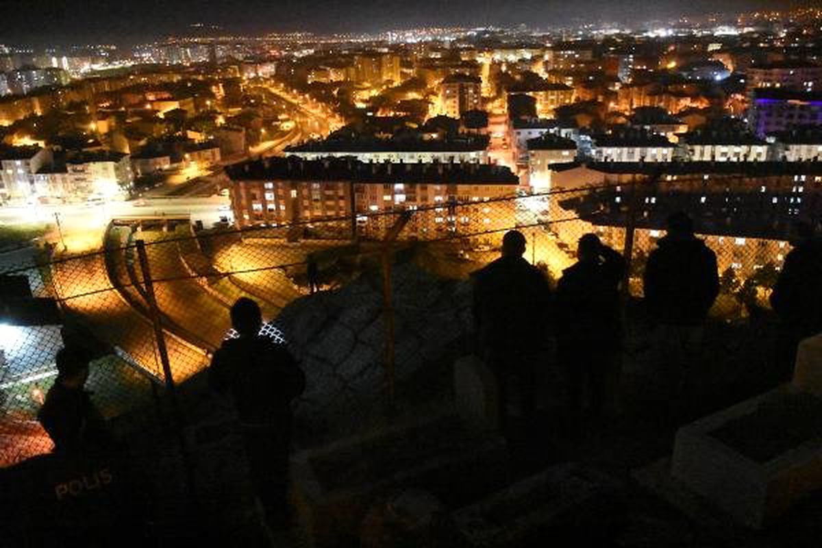 Kayalıklarda İntihara Kalkışan Kişiyi Polis İkna Etti