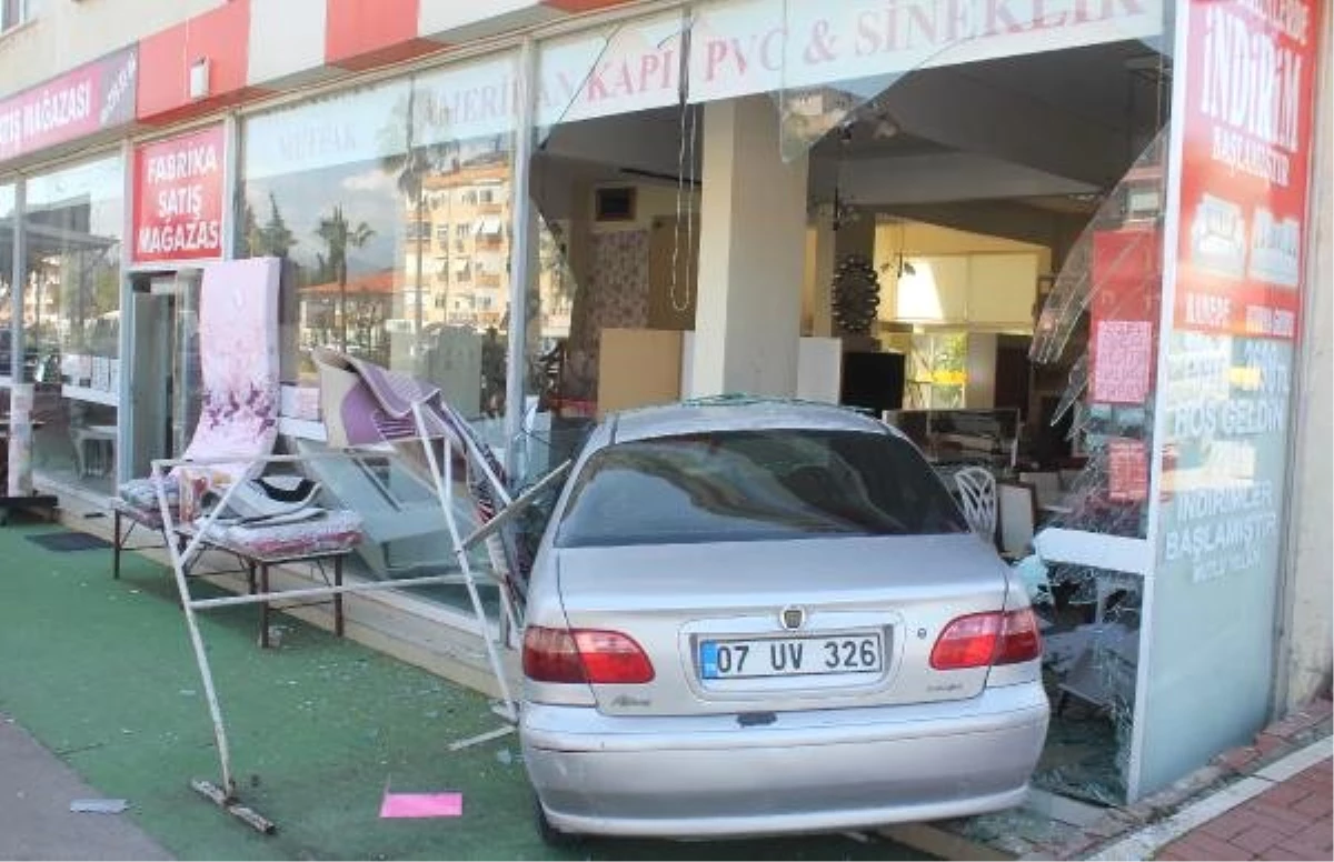 Kaza Yapan Otomobil Mobilya Mağazasına Girdi