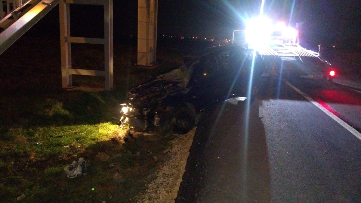 Kontrolden Çıkan Otomobil Üst Geçit Merdivenine Çarparak Durabildi... 2 Yaralı