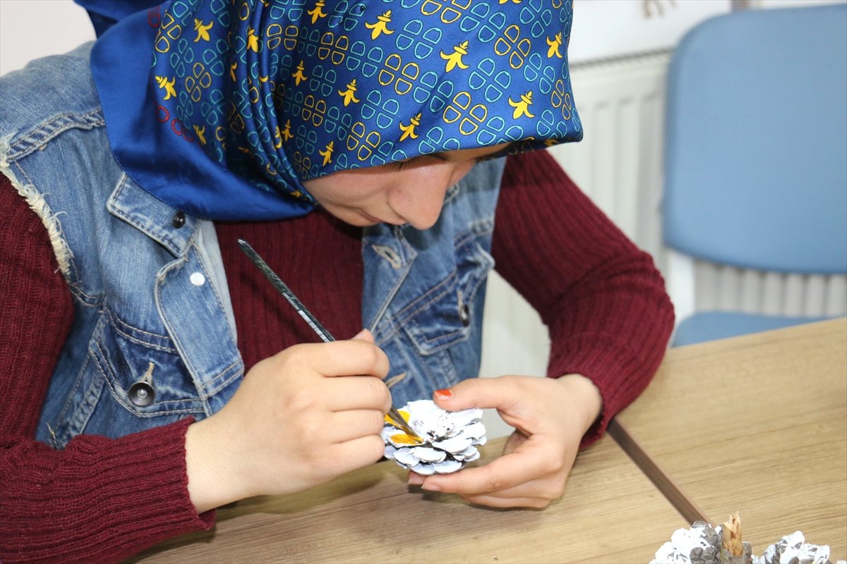 Kozalak, Ağaç Dalları ve Yapraklar Öğrencilerin Yüzünü Güldürüyor
