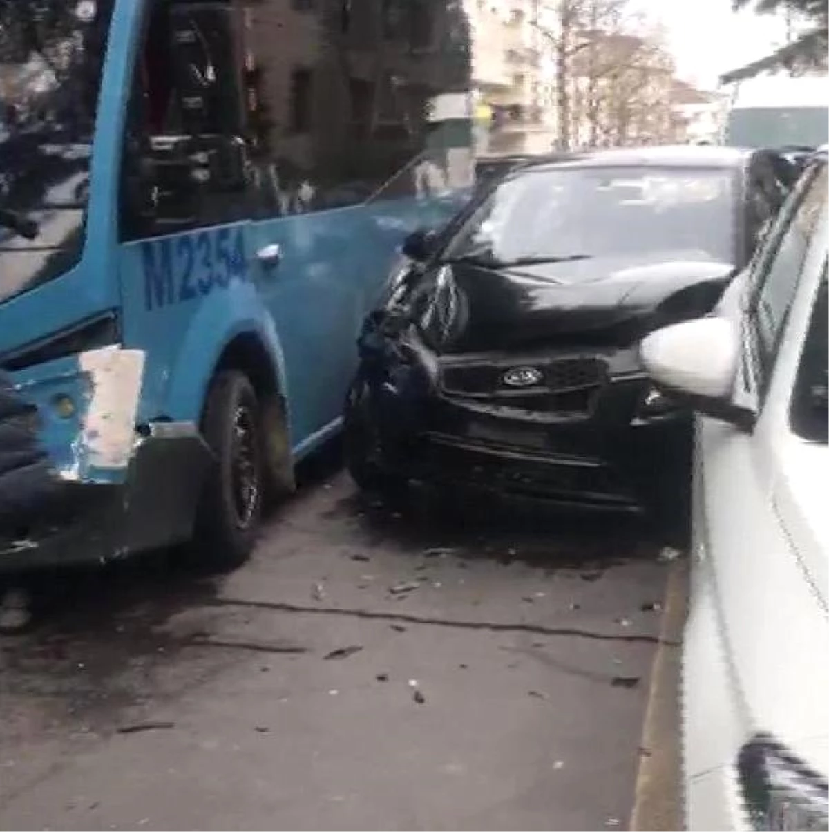 Maltepe\'de Güzergah Değiştiren Minibüs Kaza Yaptı: 3 Yaralı