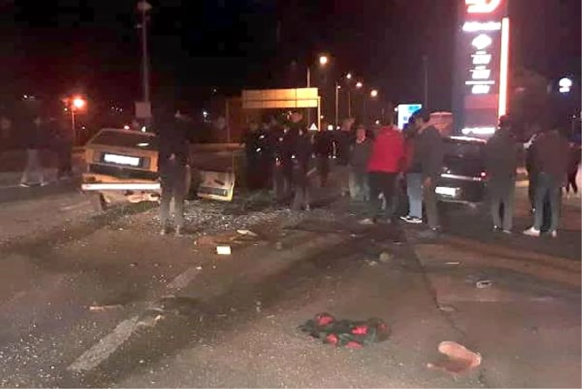 Mengen\'de Kavşakta Otomobiller Çarpıştı: 1 Ölü, 2 Yaralı