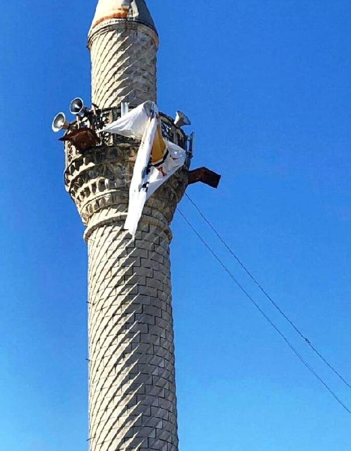 Minareye Asılan Parti Bayrağı İçin İnceleme