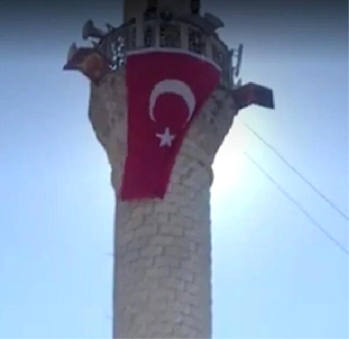 Minareye Asılan Parti Bayrağı İçin İnceleme (Tekrar)