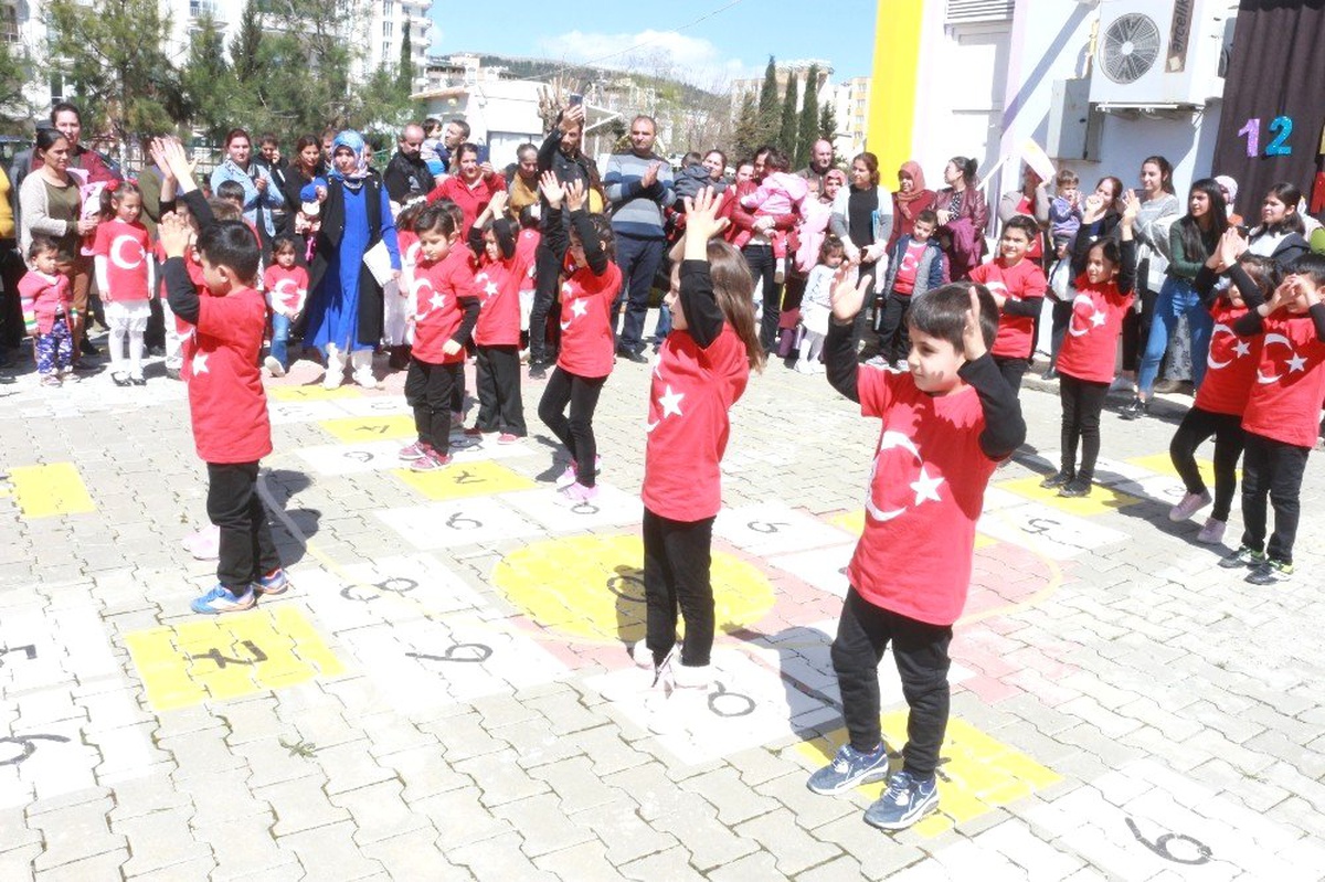 Minik Öğrenciler Çanakkale Zaferini Kutladı