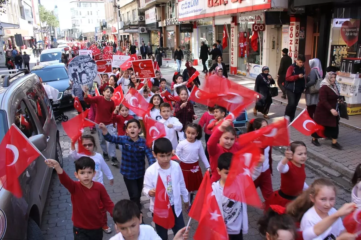 Minik Öğrencilerden "Şehitlere Saygı Yürüyüşü"