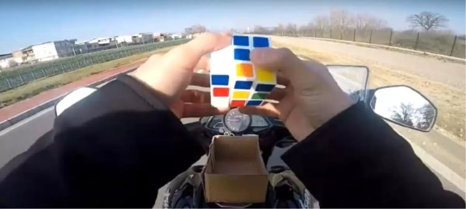Motosikletle Hareket Halindeyken Rubik Küpü Çözdü
