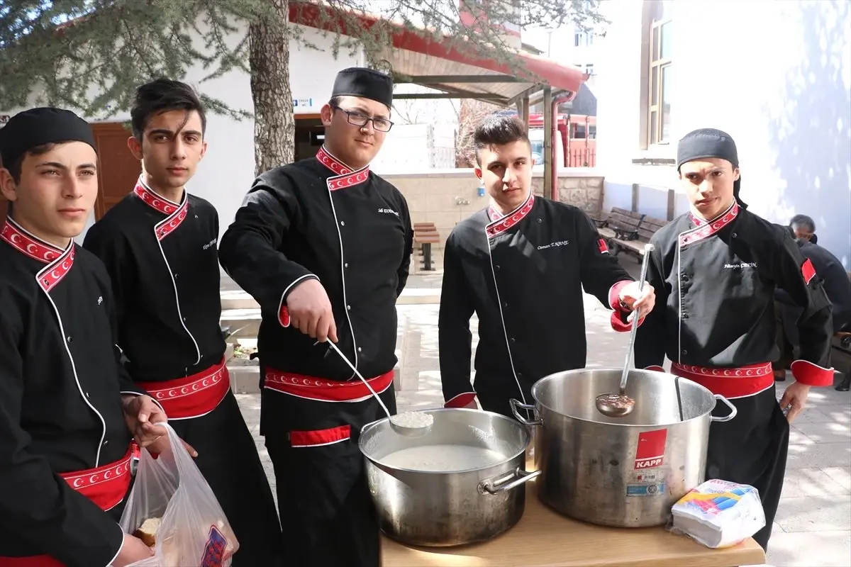 Öğrenciler Buğday Çorbası ve Üzüm Hoşafı İkram Etti