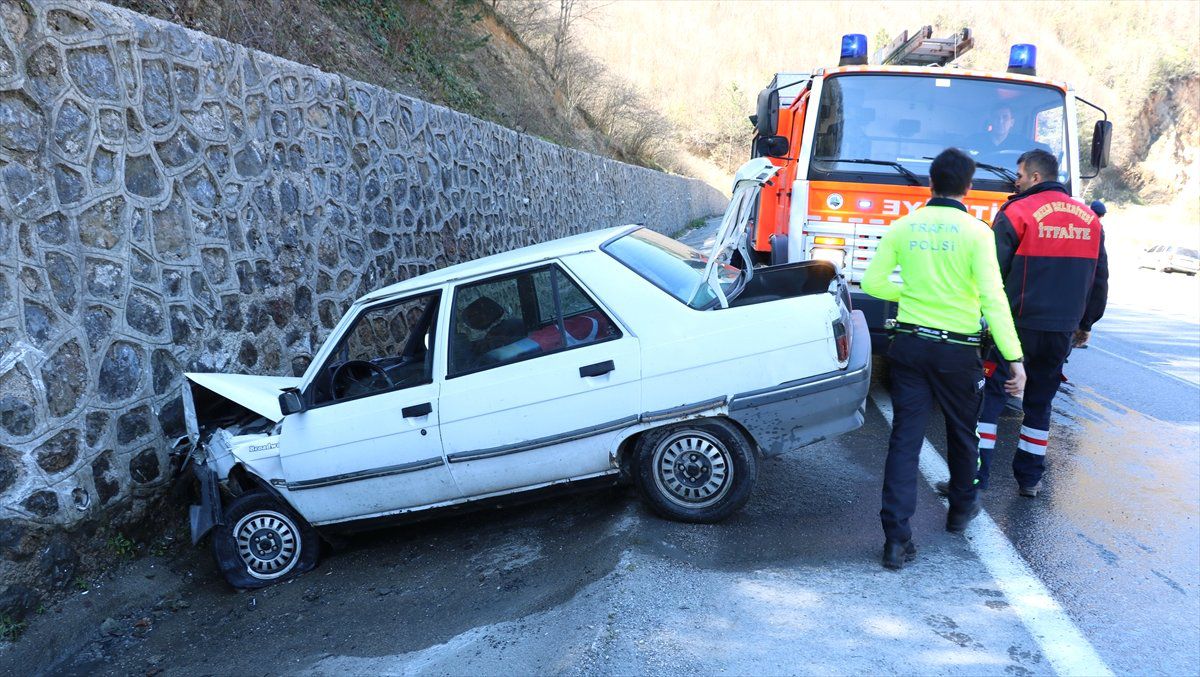 Otomobil Su Kanalına Devrildi: 2 Yaralı