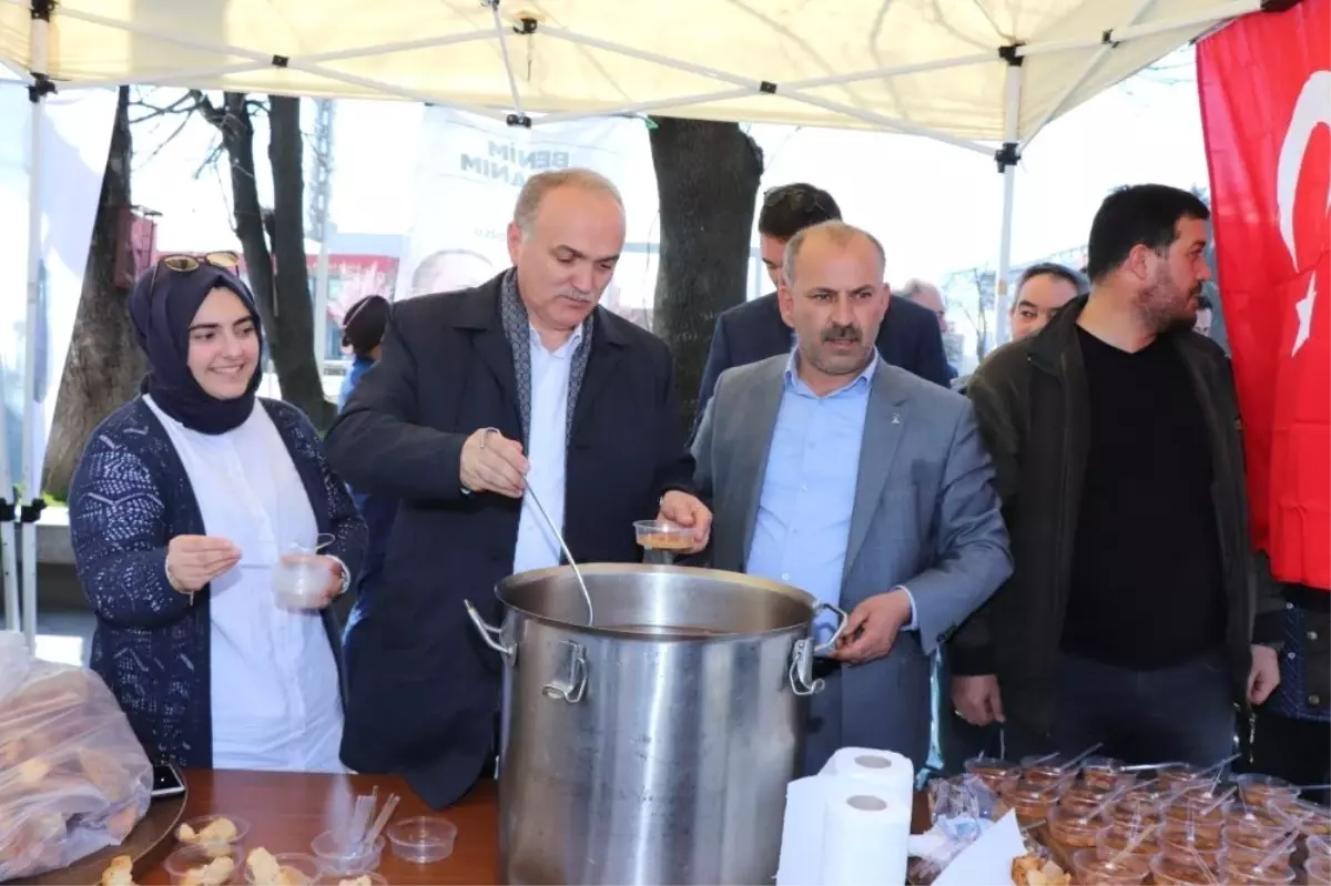 Özlü, Kuru Ekmek ve Hoşaf Dağıttı